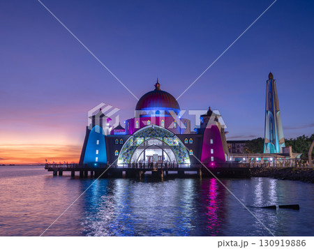 夕暮れ時のライトアップされたマラッカ海峡モスク 130919886