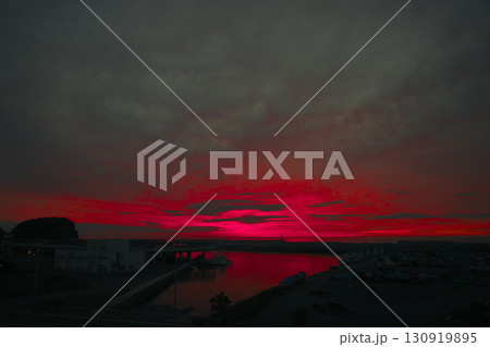 知床ウトロ漁港の夕焼け 130919895