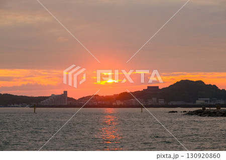 和歌山県田辺市 夕暮れの扇ヶ浜 130920860