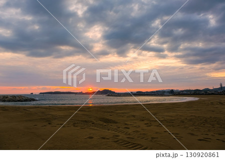 和歌山県田辺市 夕暮れの扇ヶ浜 130920861