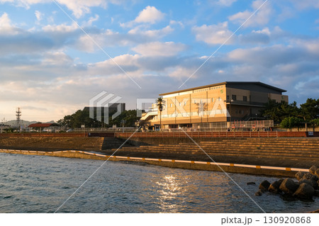 和歌山県田辺市 夕暮れの扇ヶ浜 130920868