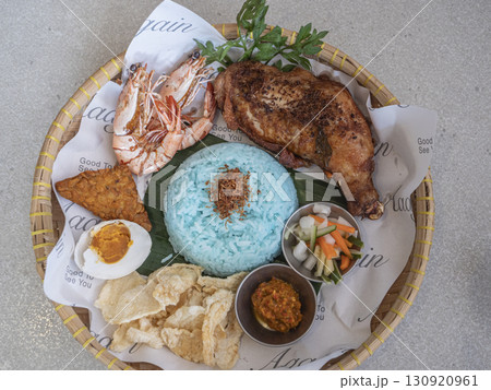 マレーシアの伝統的な料理ナシケラブ／ナシクラブ 130920961