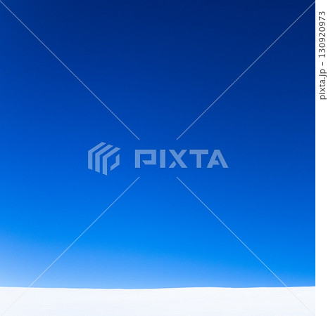 真っ青な青空と真っ白な雪原の真冬の北海道の風景 130920973