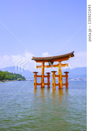 日本三景のひとつである嚴島神社の大鳥居（広島県廿日市市宮島町） 130921045
