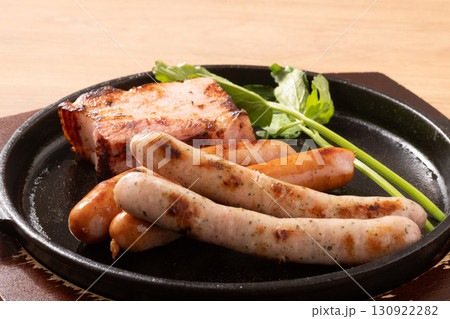 ベーコン　ウィンナー　鉄板焼き 130922282