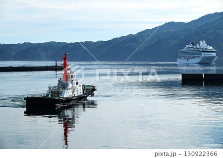 宮古港の朝 豪華客船飛鳥Ⅲ入港 130922366