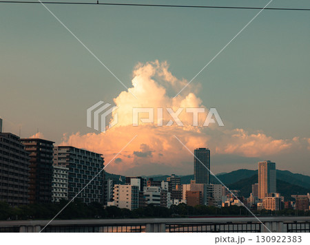 夕焼けに染まる広島の街 130922383