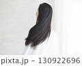 ヘアケアをする女性　　　 130922696