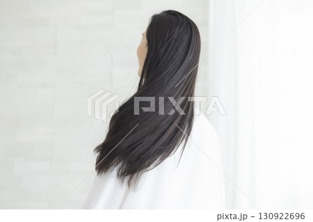 ヘアケアをする女性 ヘアケアをする女性 130922696