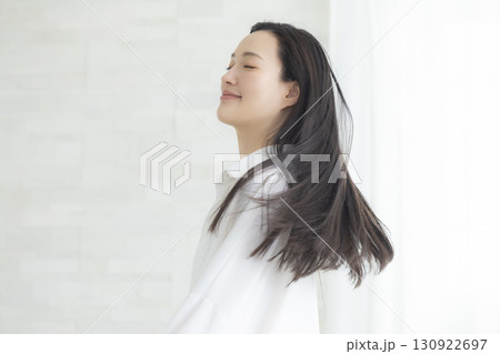 ヘアケアをする女性　　　 130922697