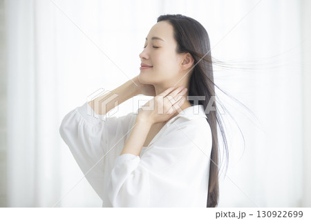 ヘアケアをする女性　　　 130922699