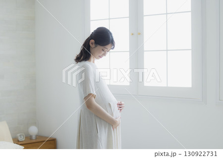 リビングの妊婦 リビングの妊婦 130922731
