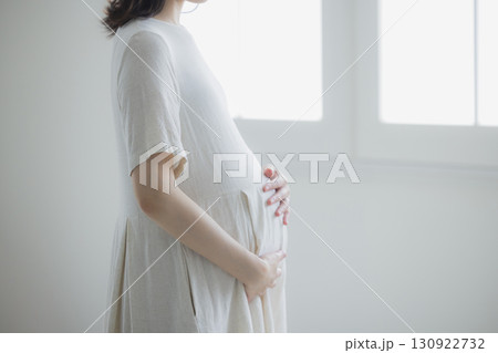 リビングの妊婦　   130922732