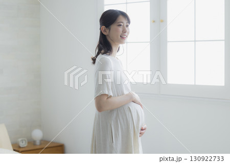 リビングの妊婦　   130922733