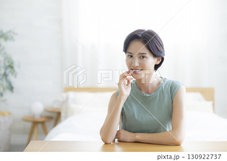 スキンケアをする寝室の女性 スキンケアをする寝室の女性 130922737