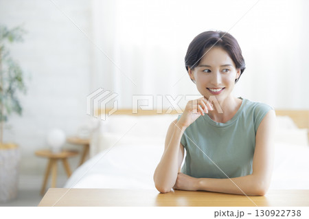 スキンケアをする寝室の女性 130922738