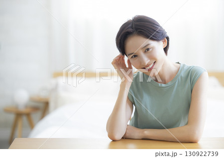 スキンケアをする寝室の女性 130922739