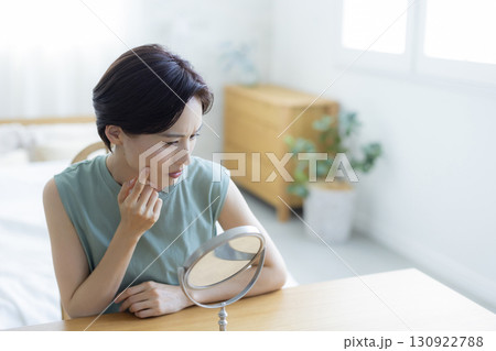 スキンケアをする寝室の女性 130922788