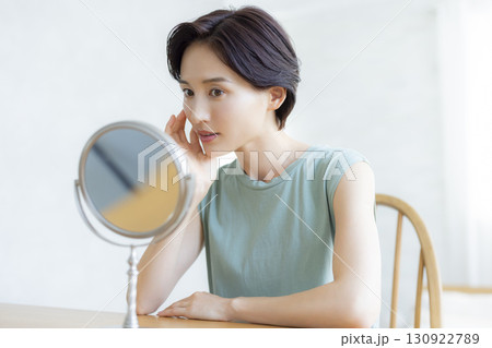 スキンケアをする寝室の女性 130922789