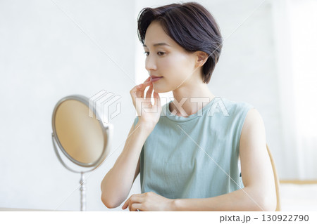 スキンケアをする寝室の女性 スキンケアをする寝室の女性 130922790