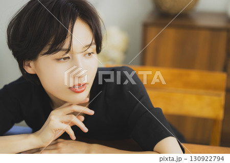 カフェでくつろぐ若い女性 カフェでくつろぐ若い女性 130922794