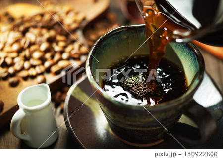 ホットコーヒー・コーヒーカップに注がれるコーヒー ホットコーヒー・コーヒーカップに注がれるコーヒー 130922800