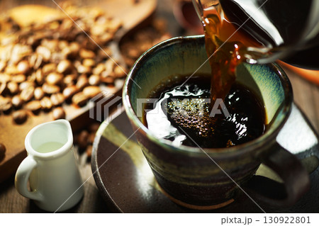 ホットコーヒー・コーヒーカップに注がれるコーヒー 130922801