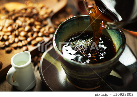 ホットコーヒー・コーヒーカップに注がれるコーヒー ホットコーヒー・コーヒーカップに注がれるコーヒー 130922802