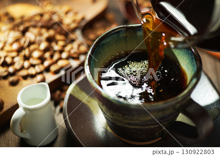 ホットコーヒー・コーヒーカップに注がれるコーヒー ホットコーヒー・コーヒーカップに注がれるコーヒー 130922803