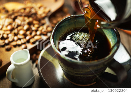 ホットコーヒー・コーヒーカップに注がれるコーヒー 130922804