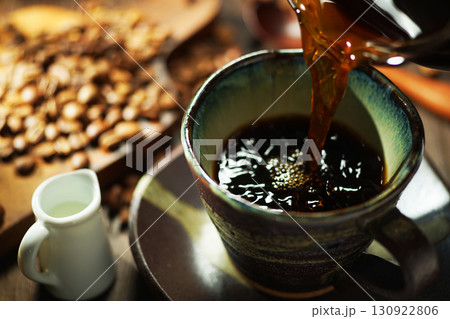 ホットコーヒー・コーヒーカップに注がれるコーヒー 130922806
