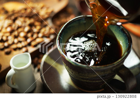ホットコーヒー・コーヒーカップに注がれるコーヒー 130922808