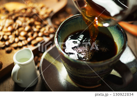 ホットコーヒー・コーヒーカップに注がれるコーヒー ホットコーヒー・コーヒーカップに注がれるコーヒー 130922834