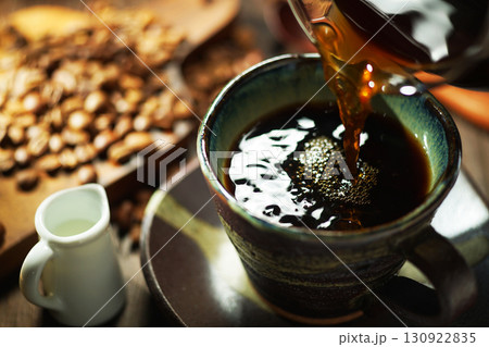 ホットコーヒー・コーヒーカップに注がれるコーヒー ホットコーヒー・コーヒーカップに注がれるコーヒー 130922835