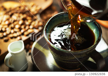 ホットコーヒー・コーヒーカップに注がれるコーヒー 130922836