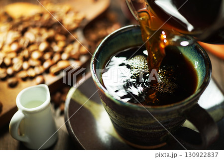 ホットコーヒー・コーヒーカップに注がれるコーヒー 130922837