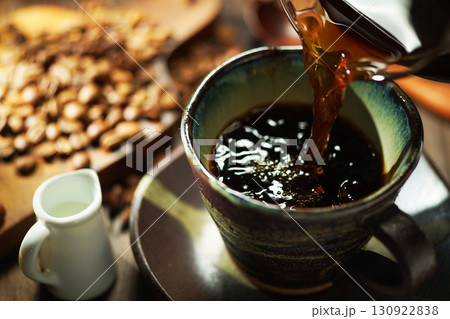 ホットコーヒー・コーヒーカップに注がれるコーヒー 130922838