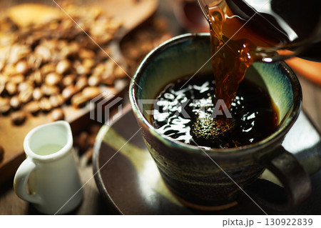 ホットコーヒー・コーヒーカップに注がれるコーヒー 130922839