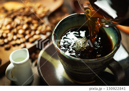 ホットコーヒー・コーヒーカップに注がれるコーヒー 130922841