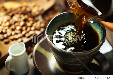ホットコーヒー・コーヒーカップに注がれるコーヒー 130922842