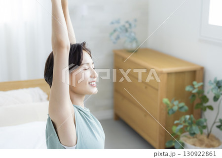 ベッドに座る女性 ベッドに座る女性 130922861