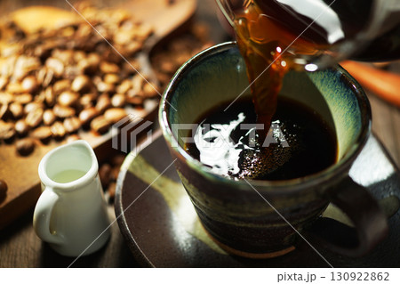 ホットコーヒー・コーヒーカップに注がれるコーヒー 130922862