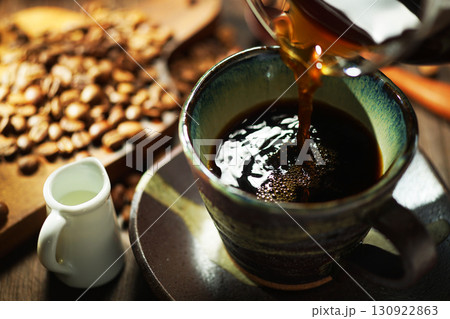 ホットコーヒー・コーヒーカップに注がれるコーヒー 130922863