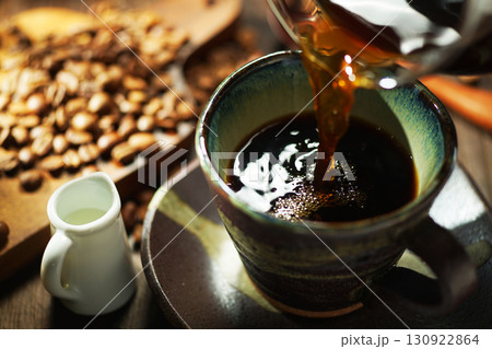 ホットコーヒー・コーヒーカップに注がれるコーヒー 130922864