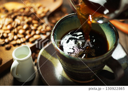 ホットコーヒー・コーヒーカップに注がれるコーヒー ホットコーヒー・コーヒーカップに注がれるコーヒー 130922865