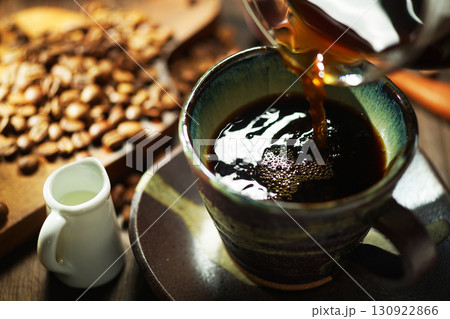 ホットコーヒー・コーヒーカップに注がれるコーヒー 130922866