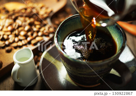 ホットコーヒー・コーヒーカップに注がれるコーヒー 130922867