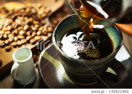 ホットコーヒー・コーヒーカップに注がれるコーヒー ホットコーヒー・コーヒーカップに注がれるコーヒー 130922868