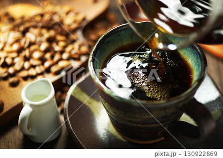ホットコーヒー・コーヒーカップに注がれるコーヒー 130922869