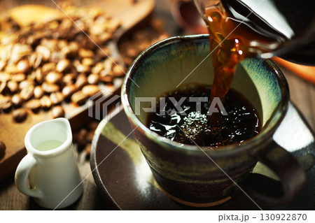 ホットコーヒー・コーヒーカップに注がれるコーヒー 130922870